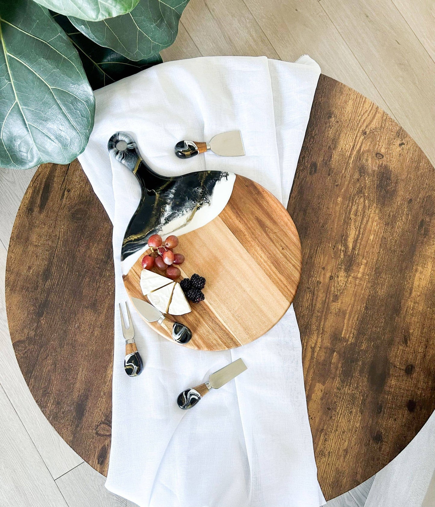 Charcuterie Board 12" Round with handle: Marble